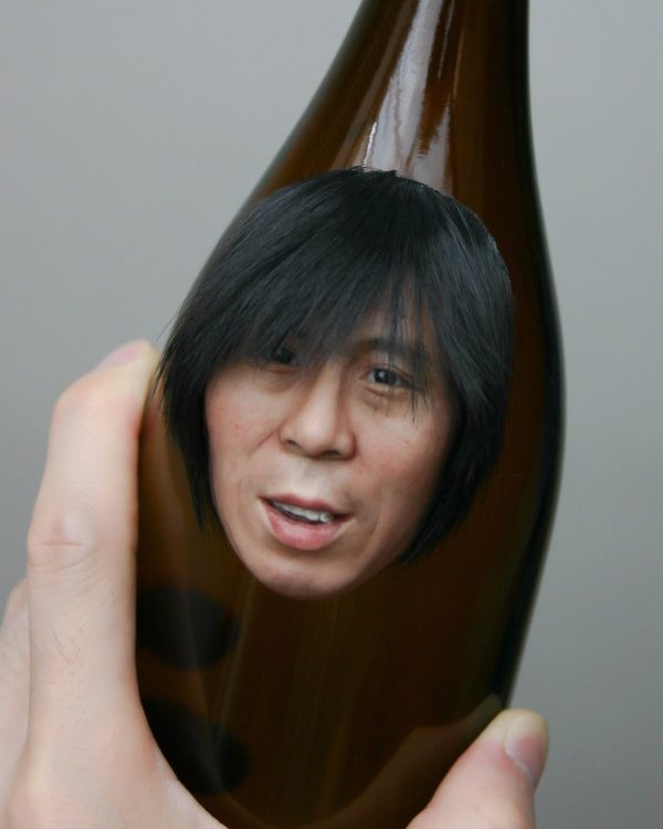 ボトルにリアルな人の顔の彫刻