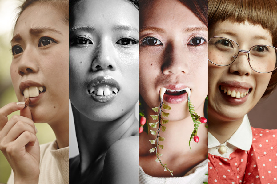 4パターンの撮影用入れ歯を付けた女性