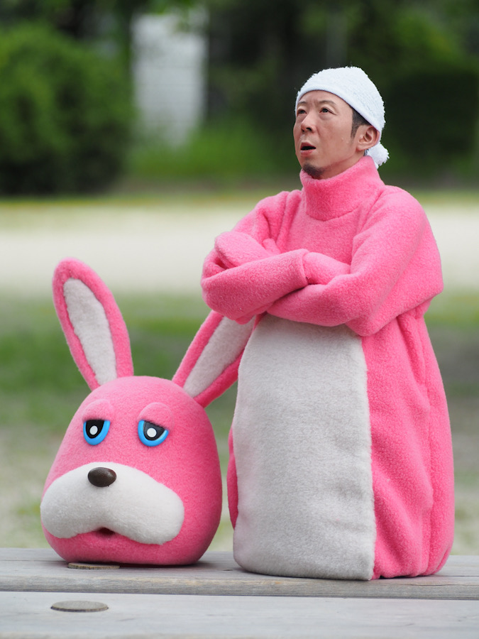 子供たちのためにうさぎの着ぐるみを着る父親のパペットがかぶりものを脱いで休む様子