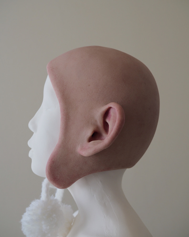 リアルな耳のついたシリコン性の帽子のアート作品